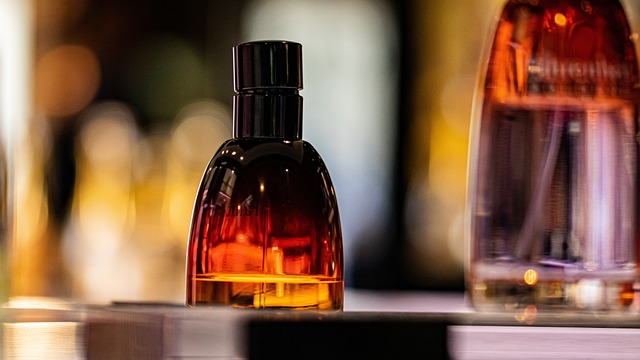 De fascinerende wereld van parfum: een duik in de geschiedenis, productie, soorten en maatschappelijke impact